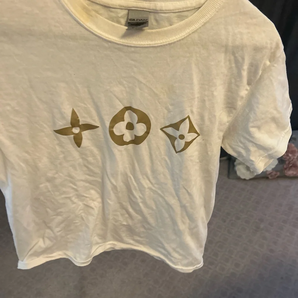 Designer inspired logo short sleeve shirt. - Picture 12 of 15
